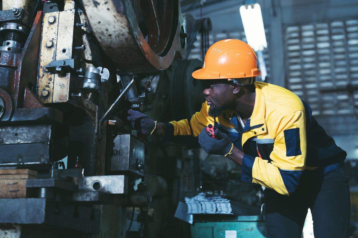 Ingeniero inspeccionando maquinaria industrial